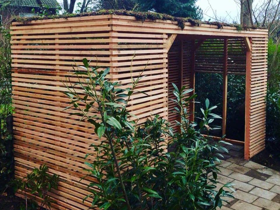 Fietsenstalling-van-Douglas-hout-met-sedumdak-1-e1612368279670